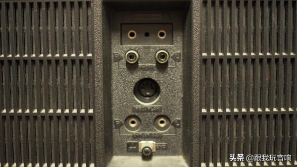 介紹一種日立 雙UV表4波段收音機 行動式錄音機 TRK-8180和TRK-8181