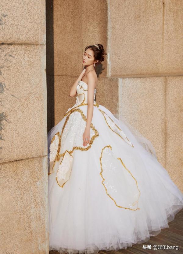 跨年演唱會女星們造型來了！楊冪關曉彤撞品牌，楊紫紅裙很驚豔