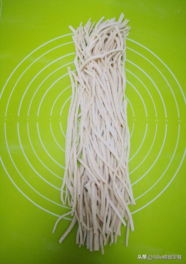 一把香蔥，教你做蔥油拌麵，食材簡單，一學就會，少油不膩又勁道