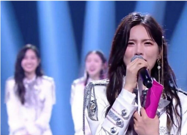 楊超越：從流水線打工人到走紅，讓多少二代們不服氣但又無可奈何