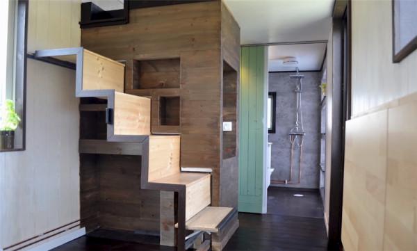 一家四口低價買2001年廢舊大巴，將22㎡空間變成蝸居，生活太幸福