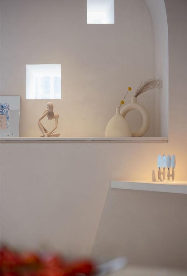 49平米的公寓改變成工作區，滿足功能需求，並引入光影效果