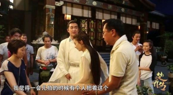 金晨被男星單手公主抱！摟脖子對視太甜蜜，穿短褲一雙腿白到發光