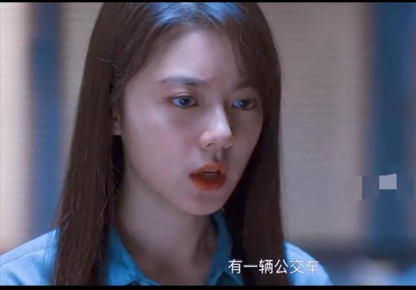 看開端張警官手扔炸彈被炸傷？不會最後犧牲張警官了吧？不要啊…