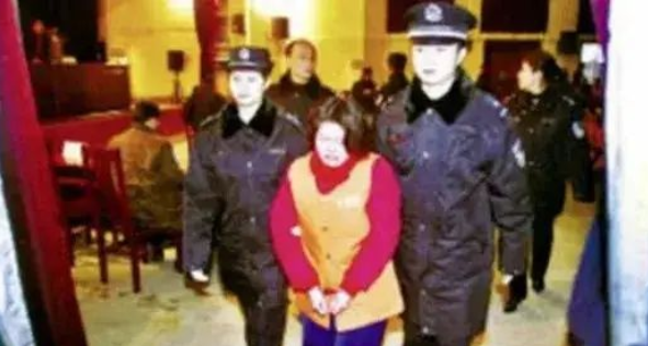 他身高只有1米4,靠賣白糕成億萬富翁,分800萬給妻子,仍被殺害 他身高只有1米4,靠賣白糕成億萬富翁,分800萬給妻子,仍被殺害