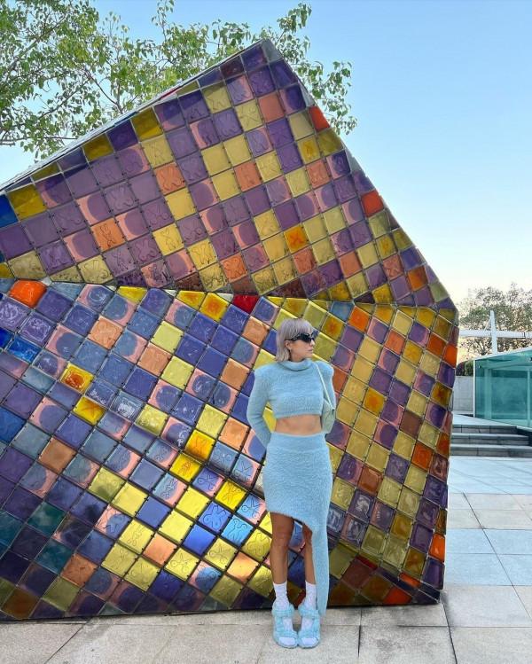 徐濠縈審美挺特別！穿短毛衣炫腹清涼顯瘦，卻搭襪子+涼鞋來保暖