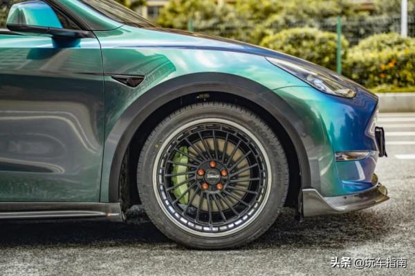 特斯拉Model Y全面改裝,碳纖維寬體鑽石綠變色膜回頭率爆棚 特斯拉Model Y全面改裝,碳纖維寬體鑽石綠變色膜回頭率爆棚