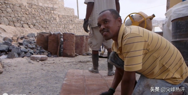 非洲父親花所有積蓄買25個鐵桶,為18歲兒子建了一間新房 非洲父親花所有積蓄買25個鐵桶,為18歲兒子建了一間新房