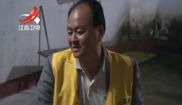 2014年兩禿頭男子闖入監獄，自稱聯合國專員，掏出紅標頭檔案要提人