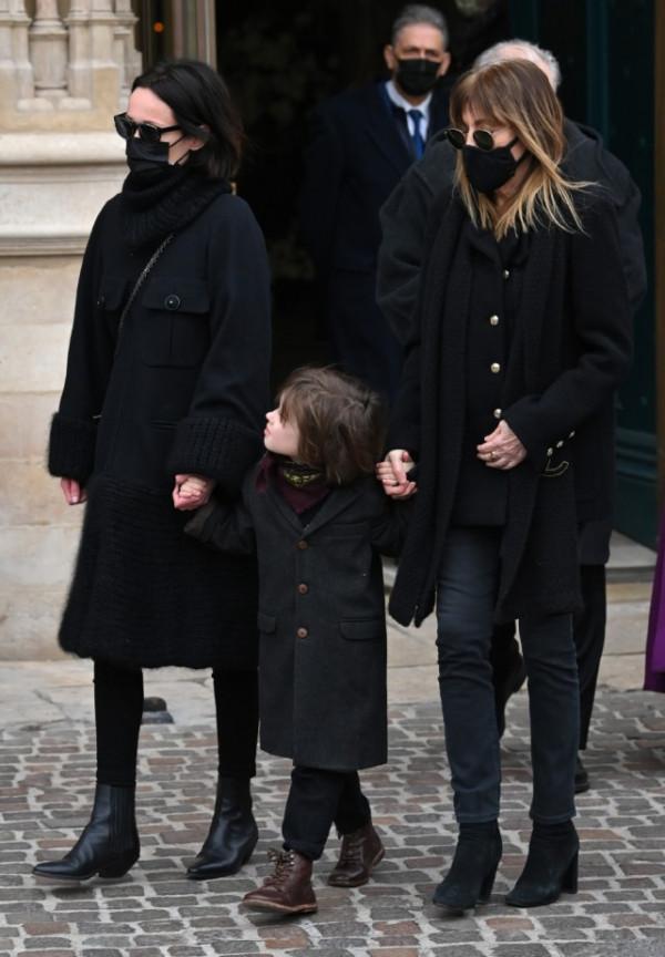 因滑雪意外去世，加斯帕德·尤利爾舉行葬禮，女友帶兒子為他送行