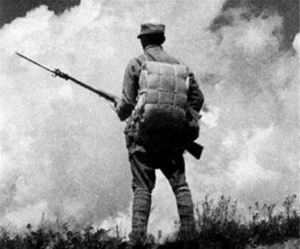 日軍懸賞八路軍戰士，戰士闖隊長家掏槍：我是你懸賞500大洋的人