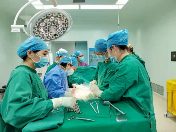 經常腹痛尿頻殊不知腫瘤已藏身！女子體內足球大的腫瘤被成功摘除