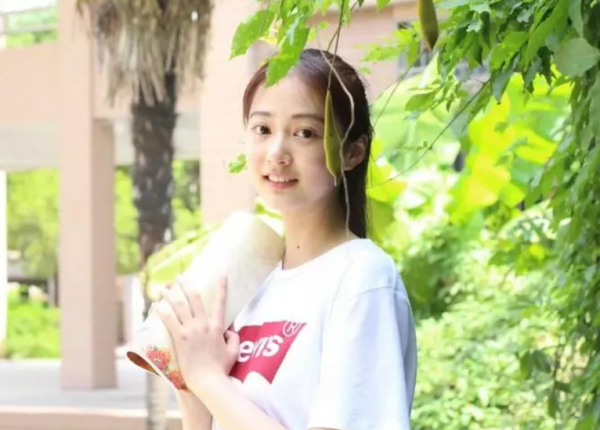 馮琳春晚彩排照曝光，氣質出眾豔壓群芳，不愧為復旦的保研生