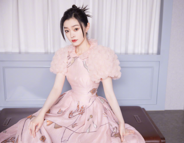 元宵晚會最驚豔女星：萬茜金絲絨，金晨粉嫩，林允穿著剪紙出來了