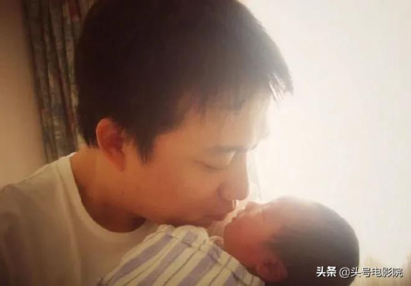 黃多多16歲戴金鍊塗眼影，爸爸萌娃早熟！曹格女兒11歲露肩畫眼線