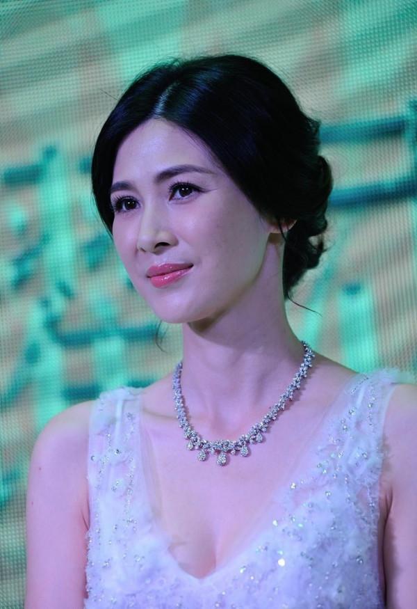 童蕾挺有女人味的，白裙上面鑲亮鑽好吸睛，清純感與成熟感並存