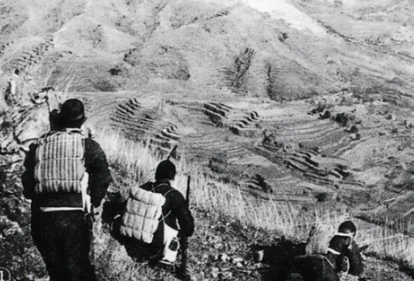 抗戰勝利，皮定均揮師南下，不知來歷的年輕人緊跟，皮有些危難了