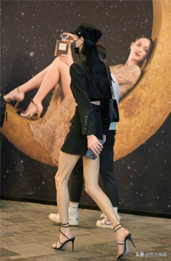 深秋時節，大家都注意保暖的時候，還有人搭配涼鞋出門