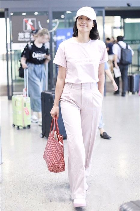 朱丹170身高，一身黑打扮很高挑，化了妝之後氣質更出眾