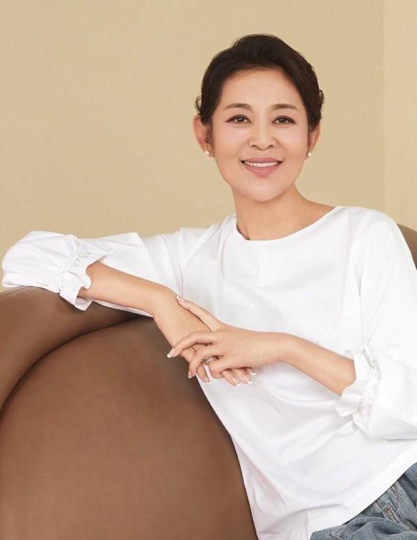 倪萍引領一波“奶奶時尚”，穿衛衣內搭花襯衫時髦減齡，值得借鑑