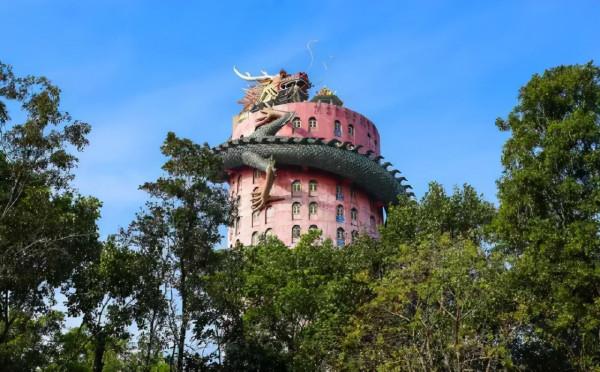 泰國山姆普蘭寺雖刻意低調，遊客們還是蜂擁而至，因一座特殊的樓