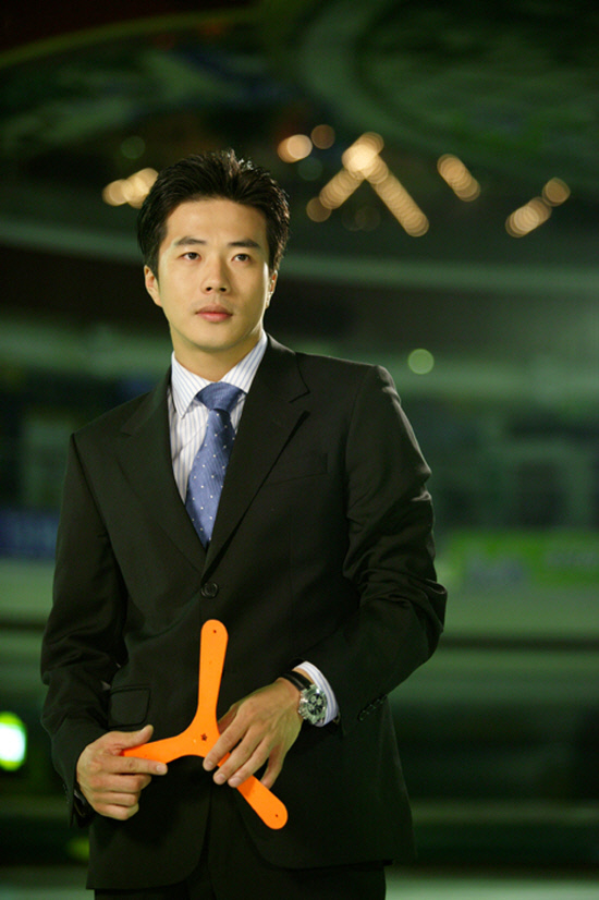 權相佑這這副小眼睛、厚嘴唇的長相，居然帥了我19年