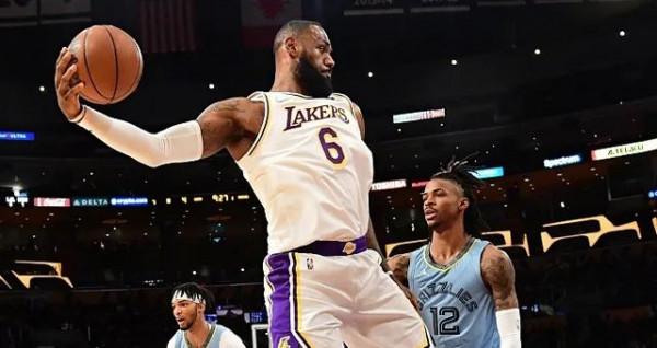 逗妹吐槽：克萊：庫裡你看看，我剛復出就能扣！庫裡：羨慕