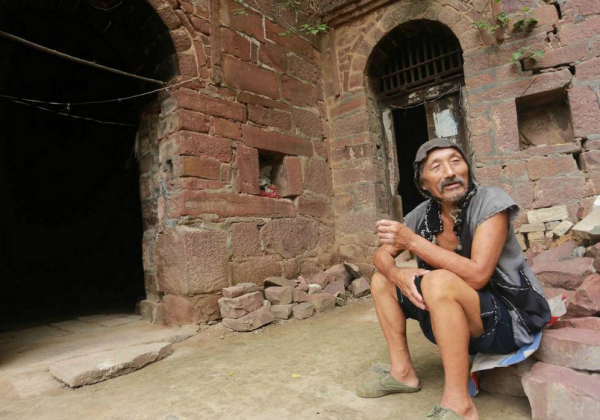 河南一名7旬老人，祖上曾是朝廷一品大員，如今獨居深山守護祖宅