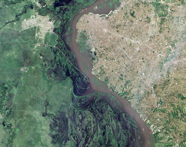 透過全球洪澇和人口分佈的相關分析,發現人類更願意居住在洪泛區 透過全球洪澇和人口分佈的相關分析,發現人類更願意居住在洪泛區