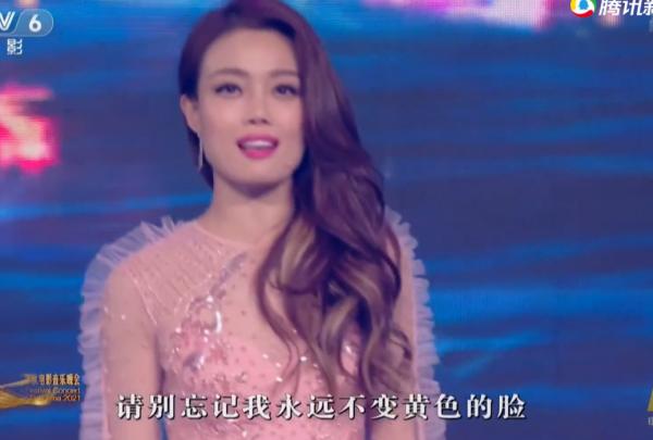 大灣區晚會群星爭奇鬥豔:王菲穿白裙如仙女,趙麗穎素色裙顯身材 大灣區晚會群星爭奇鬥豔:王菲穿白裙如仙女,趙麗穎素色裙顯身材