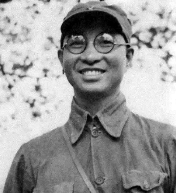 1956年陳賡帶一少年來到中南海，碰見周恩來，陳賡：你看他像誰？