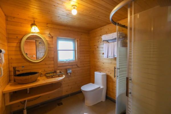 周邊遊｜住進小木屋泡私湯，乘網紅小火車玩彩虹滑道