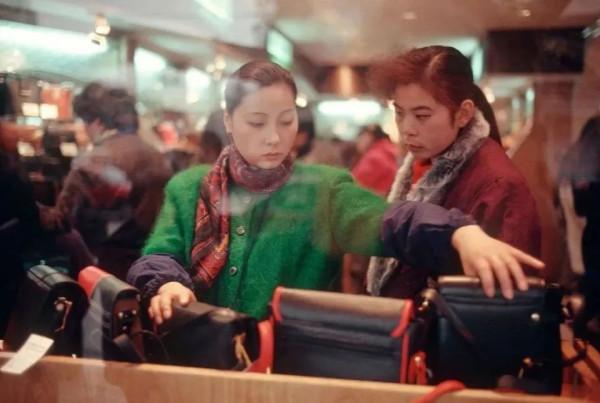 告別網紅臉！30年前的素人街拍，每個人都美得非常真實