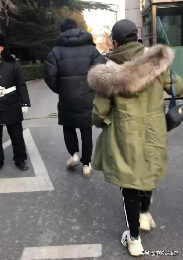 春晚五次聯排：趙麗穎緊身褲吸睛，沈騰眼神犀利，張小斐知性俏皮