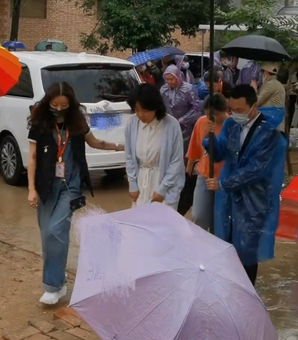 50歲閆妮現身家鄉做代言！素顏出鏡面板蠟黃，泥濘中走路仍帶微笑