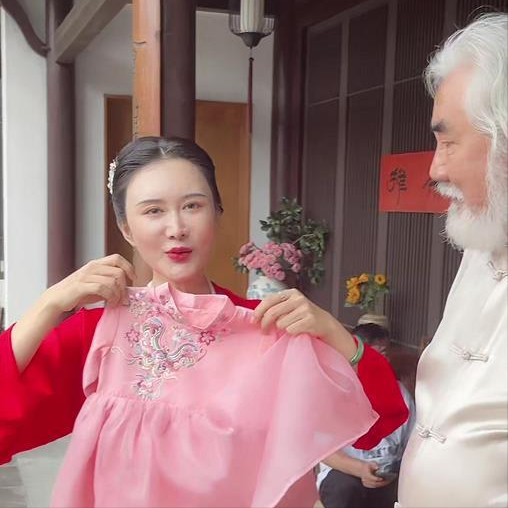 70歲張紀中再攜嬌妻直播！戀情、帶貨惹爭議背後，兩人依舊相愛