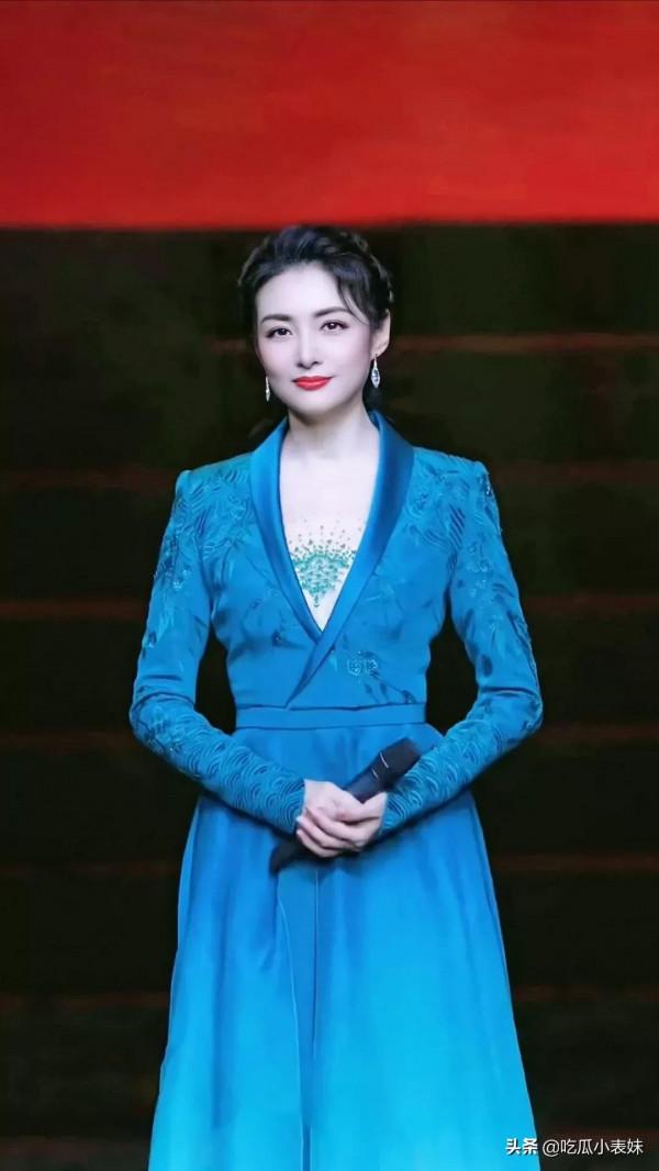 周濤，年過百半，風采依舊