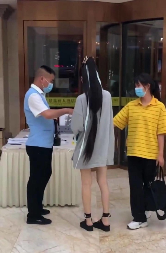 蘿莉臉太騙人！竟是隱形高個，看臉150看腿170，原來錯怪男星矮了