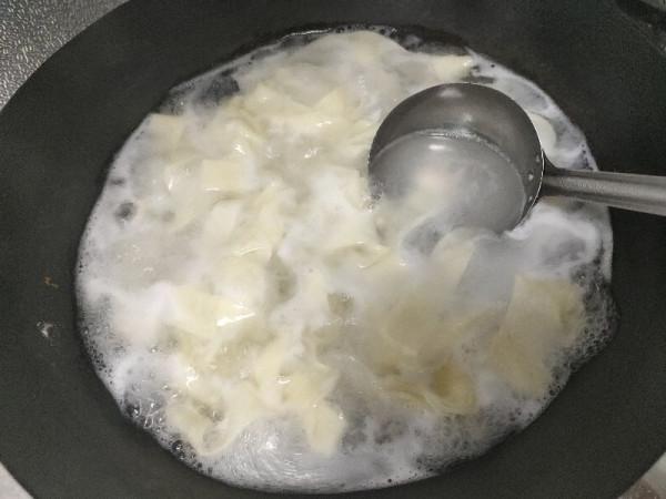 餃子皮大變身，切一切拉一拉，做成油潑面，爽滑入味真好吃