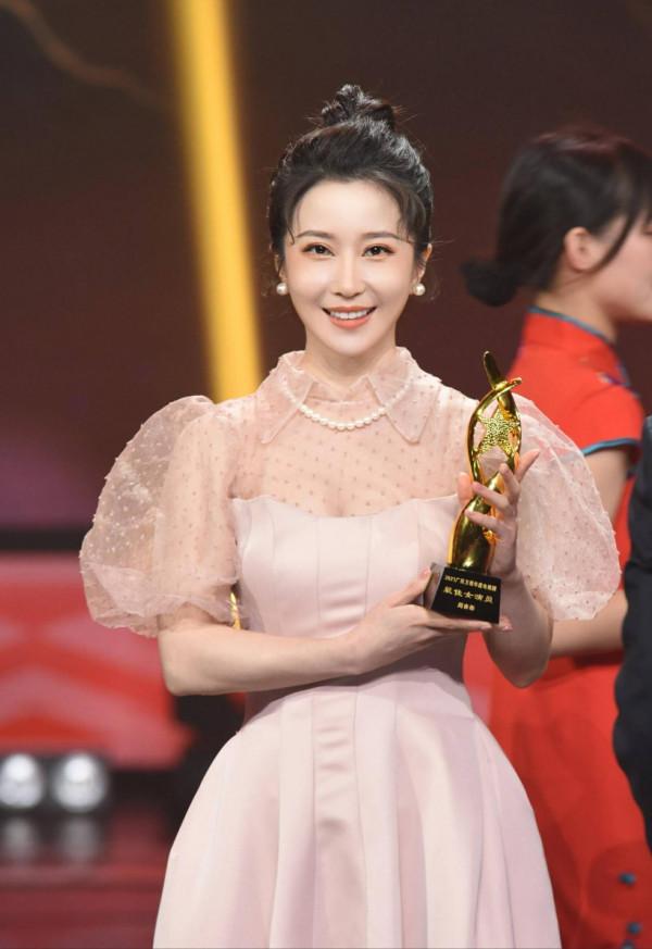 周奕彤亮相廣西衛視跨年晚會 榮獲最佳女演員