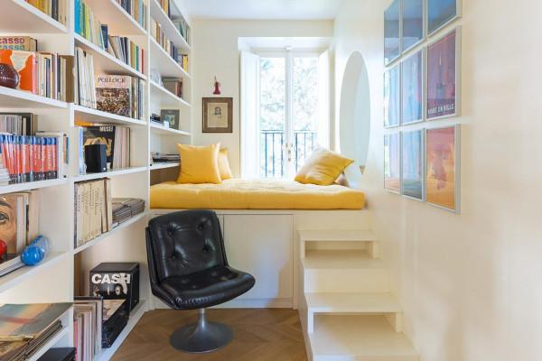 甘拜下風！櫃體下方掏個視窗，連通兩個空間，孩子當通道來用了