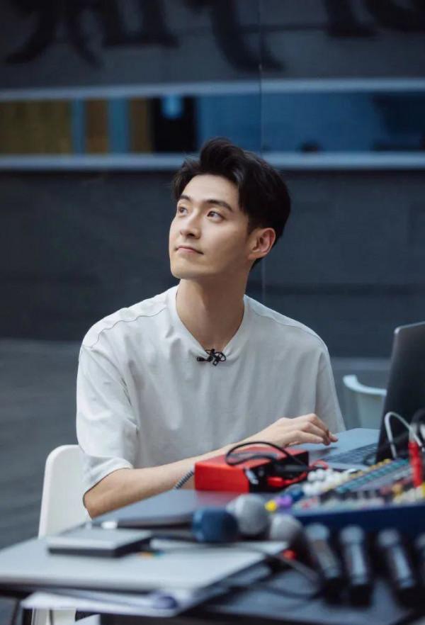 站在Baby身旁的193奶狗太可!根正苗紅秒殺黃教主,隨拍帥成大片 站在Baby身旁的193奶狗太可!根正苗紅秒殺黃教主,隨拍帥成大片