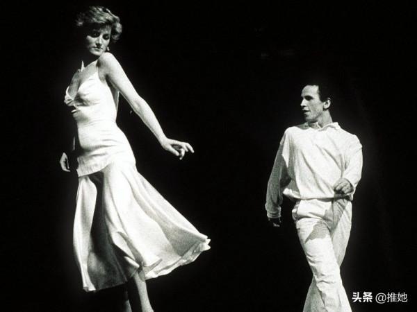 身高1米58的跳舞男人,一個電話邀請了戴安娜,一生命運與她捆綁 身高1米58的跳舞男人,一個電話邀請了戴安娜,一生命運與她捆綁