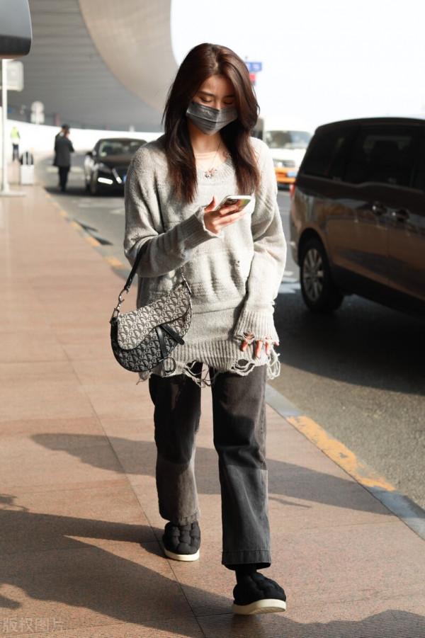 金子涵穿灰色破洞毛衣搭配灰色拼接直筒褲,揮手打招呼甜美可愛 金子涵穿灰色破洞毛衣搭配灰色拼接直筒褲,揮手打招呼甜美可愛