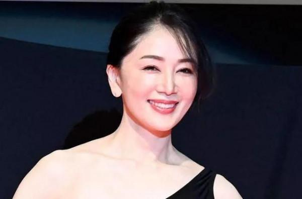 肌膚水嫩光滑，52歲坂村薰拿下日本選美冠軍，可謂豔壓群芳