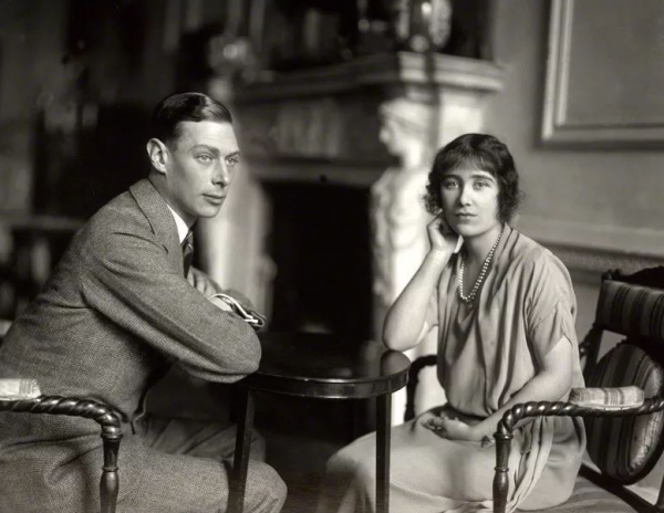 伊麗莎白王太后最疼查爾斯，102歲去世，1400萬遺產大半留給哈里