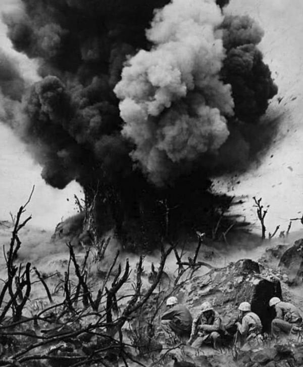 硫磺島:太平洋絞肉機之戰,23000日軍血戰110000美軍,伏屍遍野 硫磺島:太平洋絞肉機之戰,23000日軍血戰110000美軍,伏屍遍野