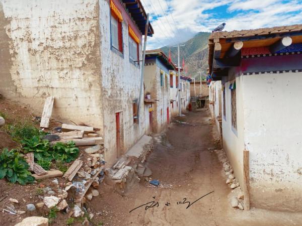 西藏昌都的小眾古鎮，還有一段古長城，知名度卻不高，遊客還不多