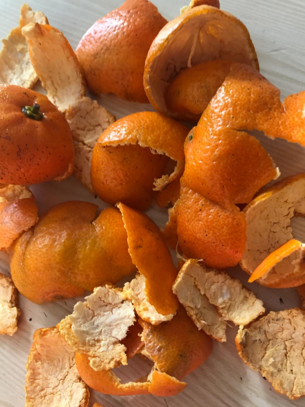 吃剩的橘子皮別丟，拿來養花效果好，便宜還好用