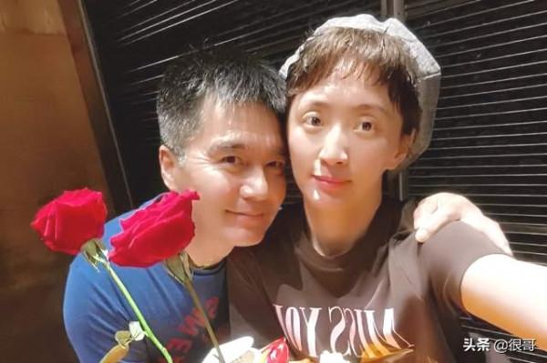 埃博拉前線中的熟臉不少,認出了許亞軍夫婦,沒認出北電校花吳優 埃博拉前線中的熟臉不少,認出了許亞軍夫婦,沒認出北電校花吳優